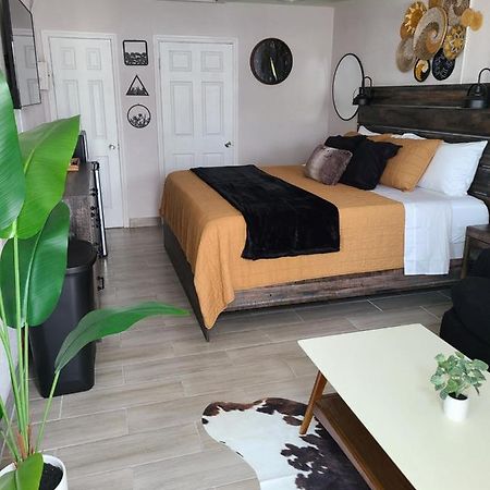 Modern Studio Retreat With King Bed - Cozy Comfort Pahokee المظهر الخارجي الصورة