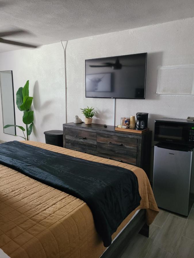 Modern Studio Retreat With King Bed - Cozy Comfort Pahokee المظهر الخارجي الصورة